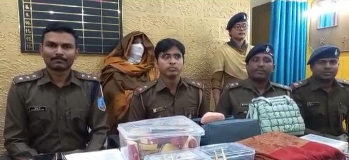 जमशेदपुर : शादी-ब्याह में चोरी करने वाली महिला चढ़ी पुलिस के हत्थे, सोने के जेवर और नगद रुपए के साथ गिरफ्तार