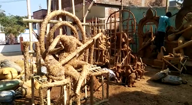 इस साल एक ही दिन मनाया जाएगा सरस्वती पूजा और गणतंत्र दिवस, तिरंगे के साथ मां की प्रतिमा बनाने में लगे मूर्तिकार