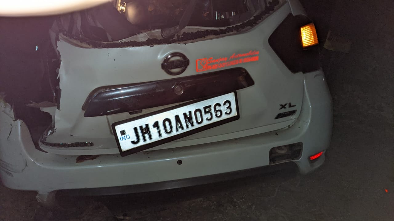 लातेहार: रांची-डाल्टनगंज हाइवे पर ट्रक और कार के बीच भीषण टक्कर, तीन युवकों की मौत, दो गंभीर रूप से घायल  