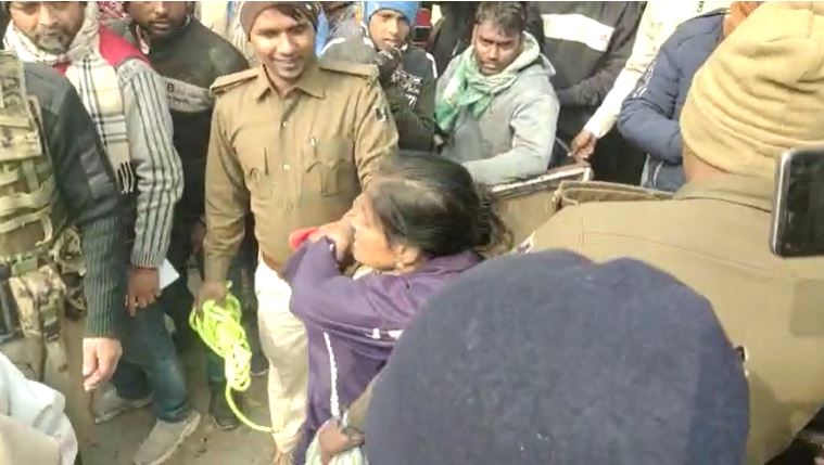 नीतीश की समाधान यात्रा में हैंडीकैप महिला के साथ पुलिस का दुर्व्यवहार,आखिरकार सीएम से मिल कर ही मानी महिला