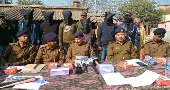 दुमका : लूट कांड के तीन मामलों में सात अपराधी गिरफ्तार, लाखों रूपए बरामद