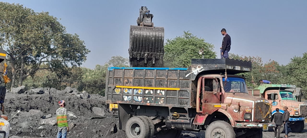 देवघर : चितरा कोलियरी में धड़ल्ले से हो रही कोयले की चोरी, सरकार को लाखों-लाख के राजस्व की हानि