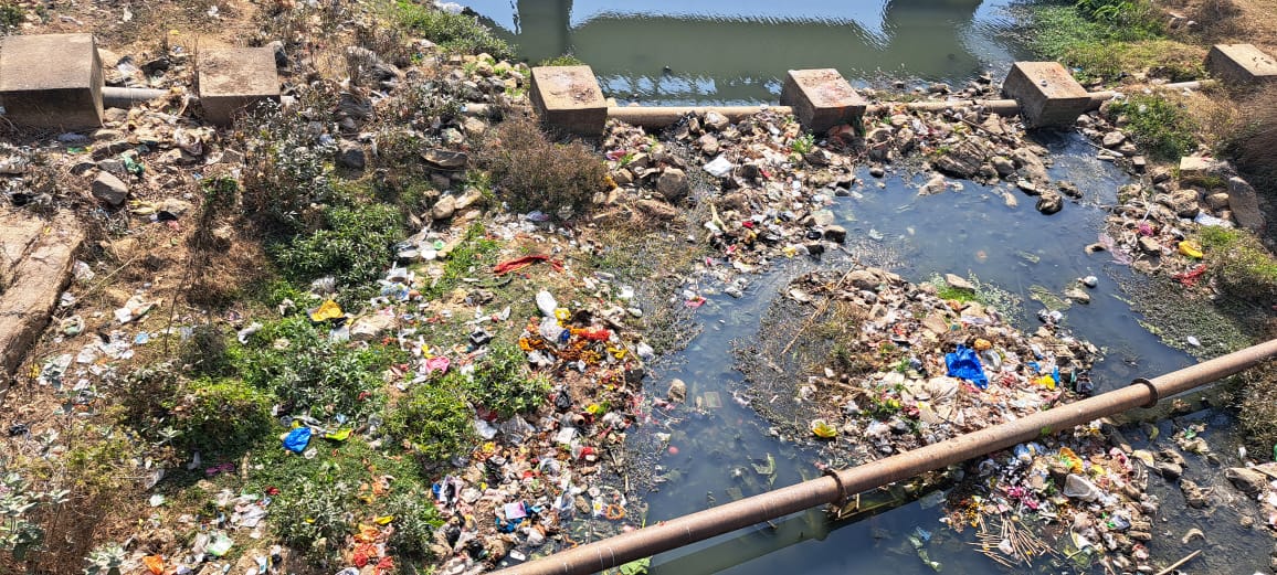 देवघर : शहरी जलापूर्ति का मुख्य स्रोत बना कुड़ा डंपिंग का ठिकाना, नगर निगम अब भी मौन