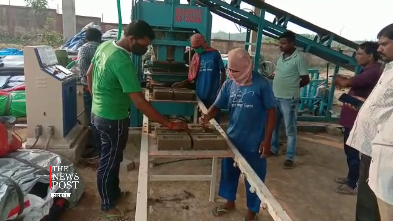 अच्छी पहल :  पुराने मकान से निकले मलबे से बन रही मजबूत इको ब्रिक्स