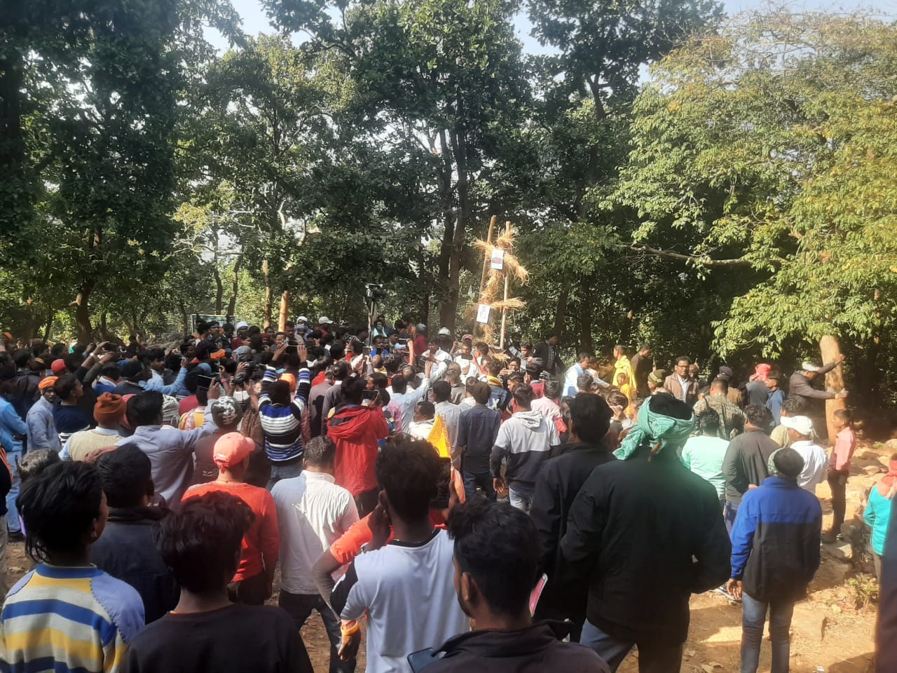 हजारों की संख्या में आदिवासी संगठन पहुंचे गिरीडीह, सरकार का किया पुतला दहन