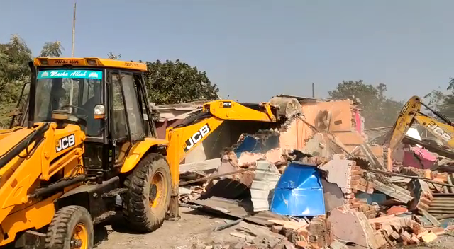 जमशेदपुर : रेलवे की जमीन से अतिक्रमण मुक्त करवाया गया, लगभग 35 घर किए गए जमींदोज