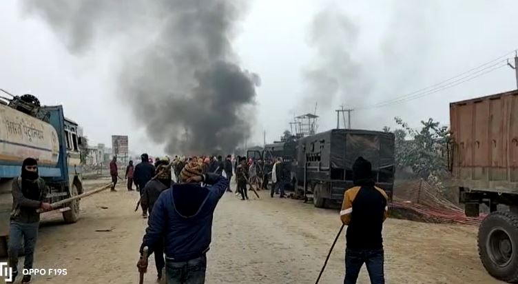 बक्सर चौसा में उग्र हुआ किसानों का प्रदर्शन, पुलिस वाहन फूंके, अधिग्रहित भूमि का उचित मुआवजा देने की मांग 