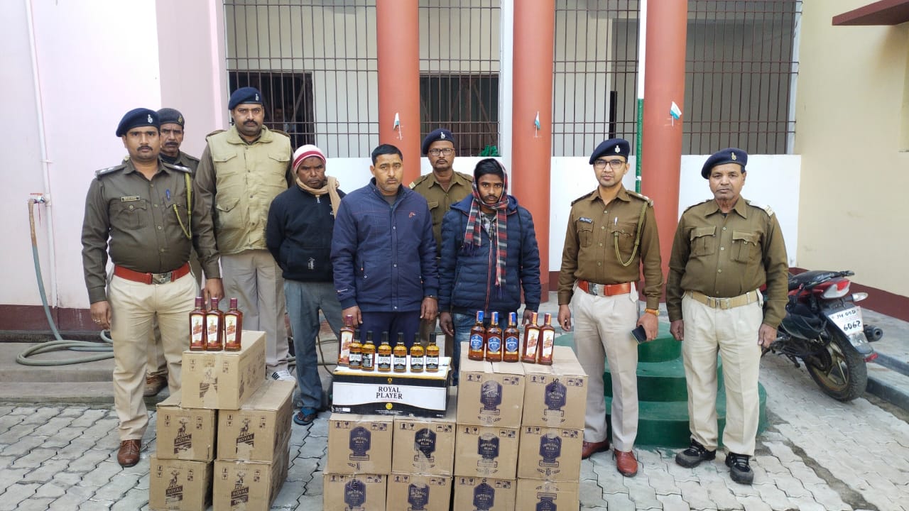 अवैध शराब के साथ तीन गिरफ्तार, 408 बोतल नकली शराब बरामद