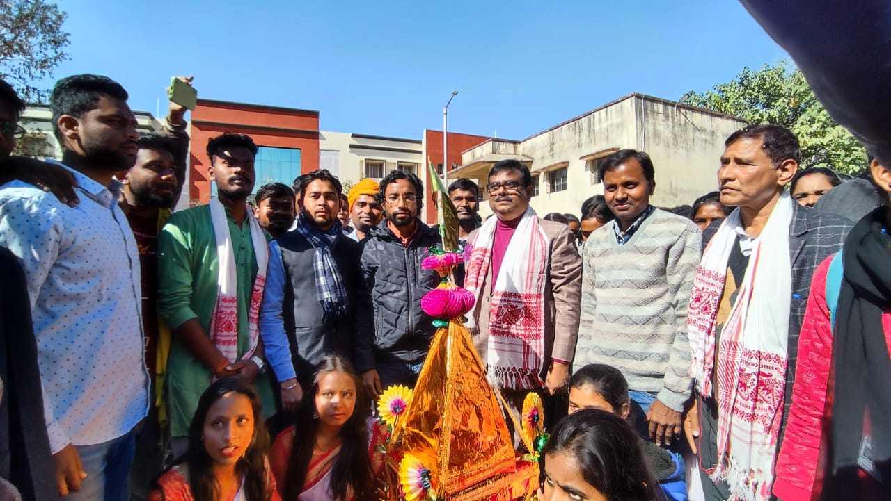DSPMU में मनाया गया ऐतिहासिक टुसू पर्व, शिक्षकों और छात्रों ने मिलकर पारंपरिक तरीके से बजाए नगाड़े 