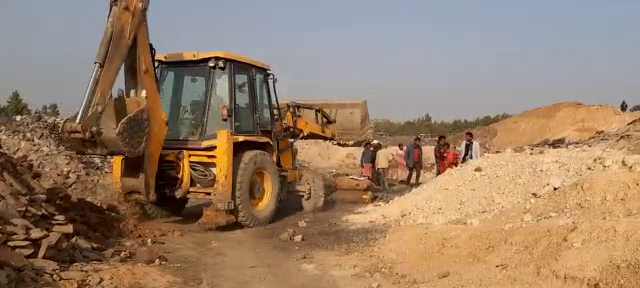 दुमका पुलिस की बड़ी कार्रवाई, दर्जनों कोयला खदान और सुरंगों को किया ध्वस्त 