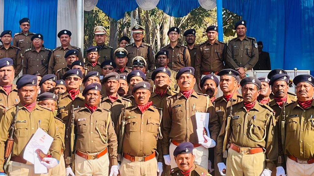 चाईबासा: पुलिस केंद्र चाईबासा में पारण परेड का आयोजन, डीआईजी अजय लिंडा और एसपी अधीक्षक आशुतोष शेखर रहे मौजूद