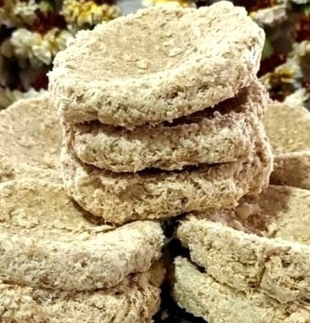 शहर में फैलने लगी है तिलकुट की खुशबू, धनबाद में बिहार के कारीगर बना रहे अनोखे तिलकुट