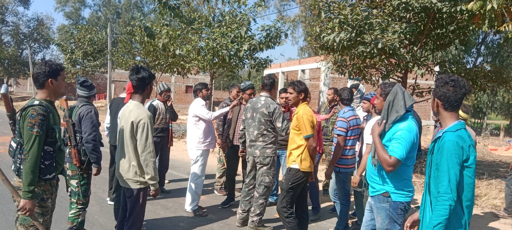 गिरिडीह : जमीन विवाद को लेकर खूब चली लाठी और हुआ पत्थराव, पुलिस बुत बन देखती रही सारा तमाशा