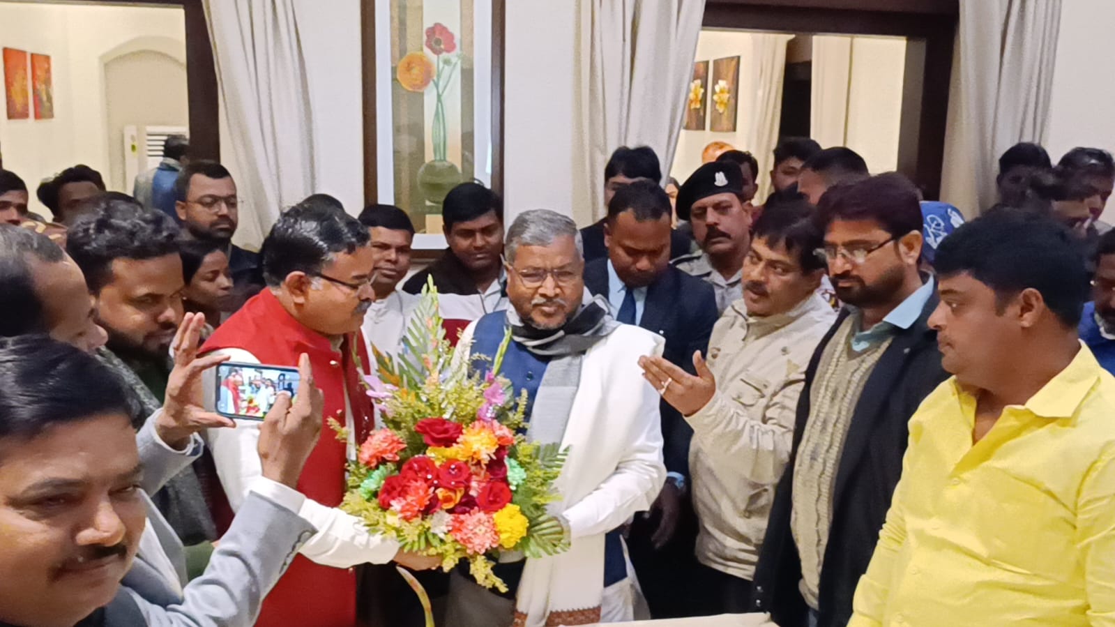 जेल गए विधायक ढुल्लू महतो से मिले बाबूलाल मरांडी, कहा "अपराधियों के आगे नतमस्तक हो गई है धनबाद पुलिस"