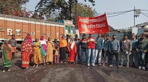 रामगढ़: फैक्ट्री के कारण ग्रामीण परेशान, अपनी मांगों को लेकर रामगढ़ स्पॉन्ज एंड आयरन होसिर के सामने किया जोरदार प्रदर्शन