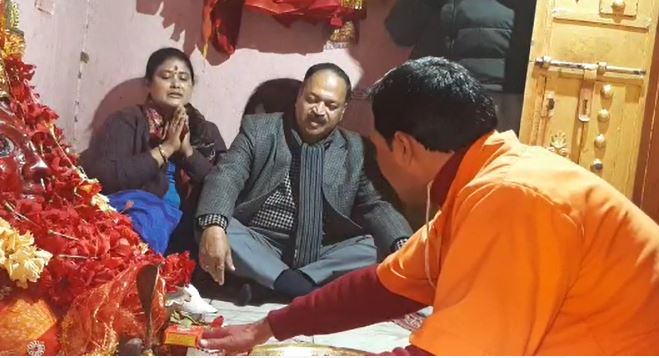 दुमका: डीजीपी नीरज सिन्हा पहुंचे मंदिरों के गांव मलूटी, की मां मौलिक्षा की पूजा अर्चना