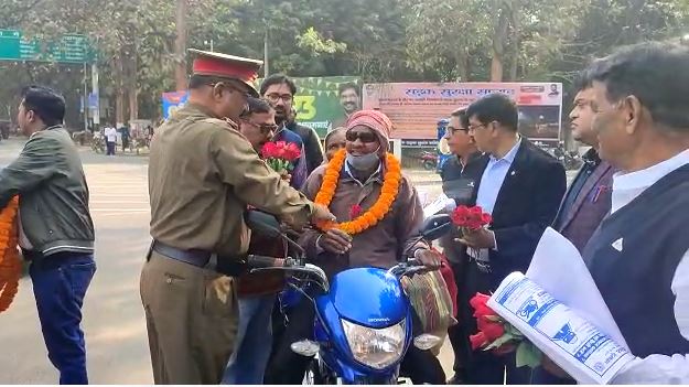 दुमका में सड़क सुरक्षा सप्ताह के तहत “Rose At Road” कार्यक्रम का हुआ आयोजन