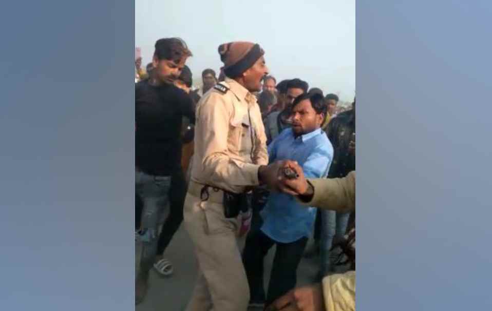 अररिया पुलिस पर ग्रामीणों ने किया हमला, एक अपराधी को छुड़ा ले गए गांववाले