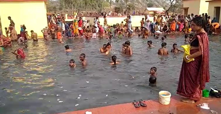 दुमका: मकर संक्रांति के मौके पर हजारों श्रद्धालुओं ने गर्म जलकुण्ड में लगाई आस्था की डुबकी  