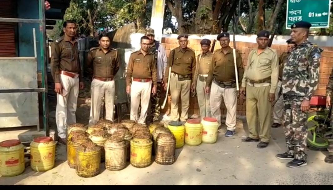 देवघर: अवैध शराब के कारोबार में लिप्त तीन महिला गिरफ्तार, 250 लीटर अवैध चुलाई शराब सहित भारी मात्रा में जावा महुआ जब्त