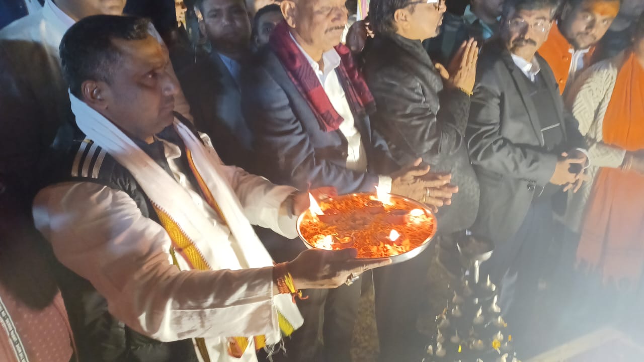 21 हजार दीये से लिखा जय श्री राम,बनारस की तर्ज पर हुआ आरती का आयोजन  