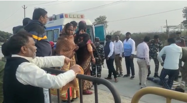 गिरिडीह : झारखंड के शिक्षा मंत्री ने दिखाया मानवता का धर्म, सड़क पर पड़े घायल को अपने निजी एंबुलेंस से पहुंचाया अस्पताल