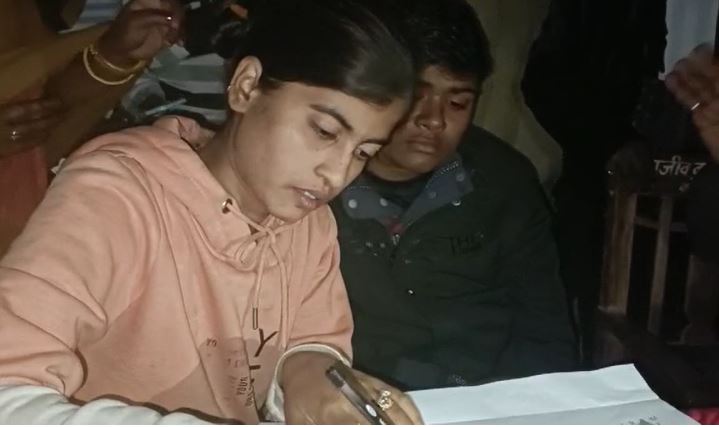 बेगूसराय: दो लड़कियों को हुआ आपस में प्यार, साथ रहने के लिए कोर्ट के बाहर किया जमकर हंगामा