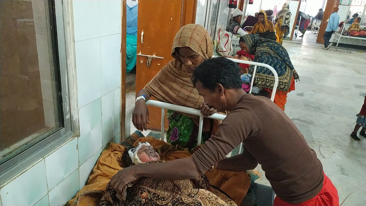दुमका : आग से घिरे मासूम बच्चे को बचाने में मां भी झूलसी, जानिए क्या है मामला