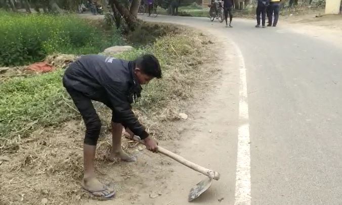 सीएम नीतीश के दौरे को लेकर कानून की उड़ाई जा रही धज्जियां,  छोटे बच्चों से कराई जा रही सड़कों की सफाई