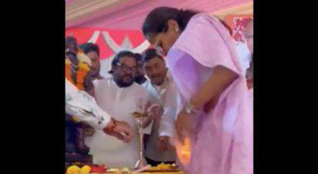 ठीक माल्यार्पण से पहले सुप्रिया सुले की साड़ी में लगी आग, टला बड़ा हादसा