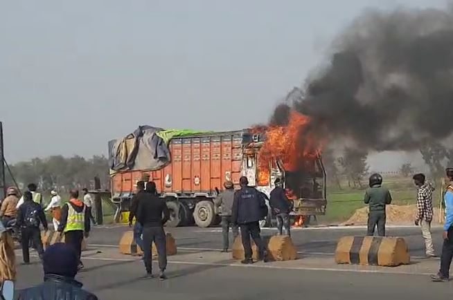 कैमूर: सीमेंट लोड ट्रक में अचानक लगी आग, धूं-धूं कर जला ट्रक