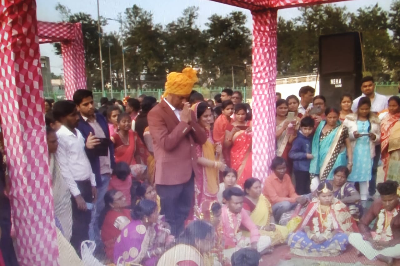 धनबाद : समाज को बड़ा संदेश के साथ एक मंच पर एक दूजे के हुए 121 जोड़े, जानिए पूरा डिटेल