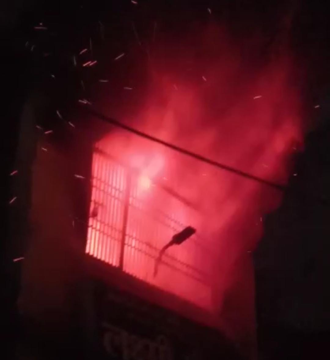 देवघर : शॉर्ट सर्किट से पूजा दुकान में लगी भीषण आग, दमकल ने पाया काबू