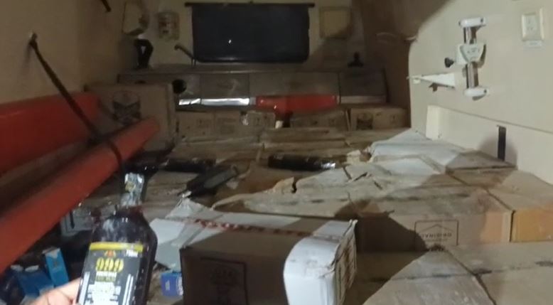 एम्बुलेंस से हो रही शराब तस्करी, 88 कार्टून अंग्रेज़ी शराब के साथ दो तस्कर धराए 