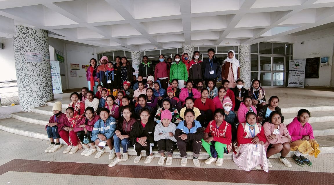 चाईबासा : वार्डन की प्रताड़ना से तंग आकर 17 किलोमीटर पैदल चलते हुए उपायुक्त से मिलने चाईबासा पहुंची छात्राएं, सांसद ने किया जांच का आदेश