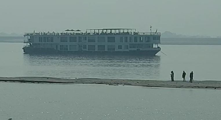 वाराणसी से डिब्रूगढ़ के लिए निकला गंगा विलास क्रूज छपरा के पास गंगा के उथले पानी में फंसा, यात्रा पर संकट 