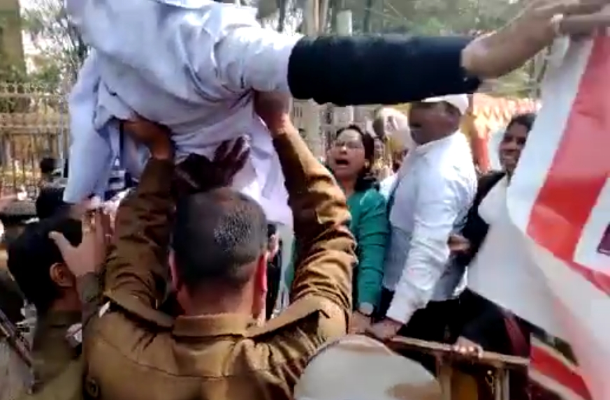 CM आवास घेराव करने पहुंचे अनुबंधकर्मी, NRHM, ANM, GNM के कर्मियों की क्या है मांग, पढ़िए इस खबर में