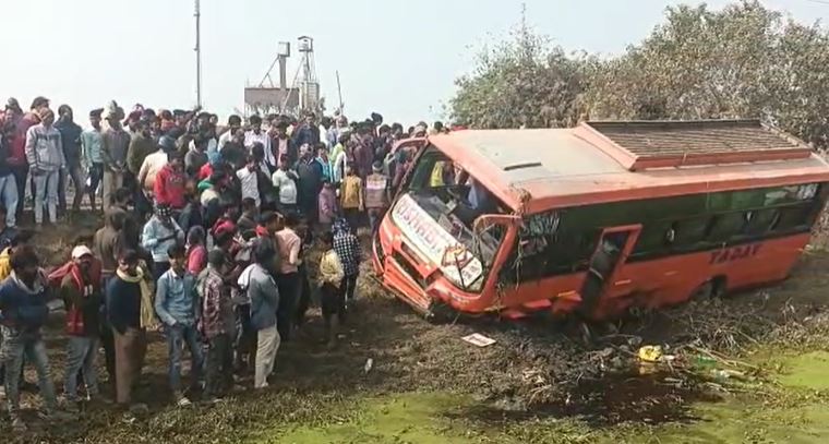 रोहतास : यात्रियों से भरा एक बस अनियंत्रित होकर पलटी, एक छात्रा समेत दो की मौत, एक दर्जन लोग घायल