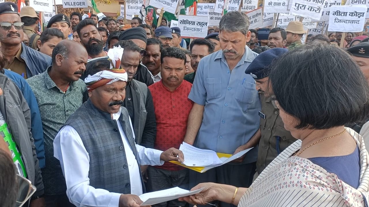 चाईबासा: रेलवे द्वारा रास्ता रोके जाने के खिलाफ ग्रामीणों में आक्रोश, पूर्व मुख्यमंत्री मधु कोड़ा के साथ लोगों ने किया प्रदर्शन