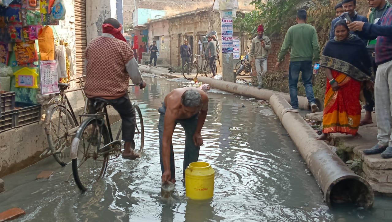 भागलपुर में शख्स का अनूठा प्रदर्शन, नाले के पानी से स्नान कर जताया विरोध