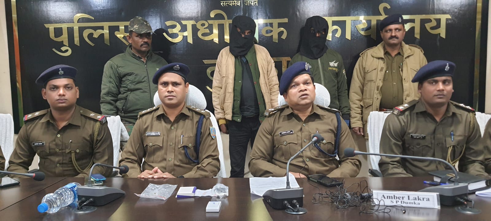 दुमका: नक्सलवाद के खिलाफ पुलिस को मिली दोहरी सफलता, माओवादी के नाम पर लेवी मांगने वाले दो गिरफ्तार