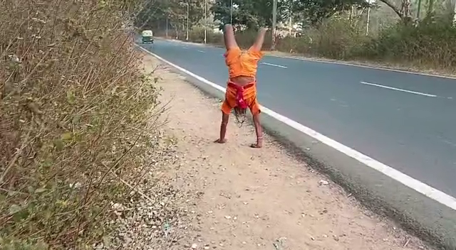 पैदल नहीं हाथों पर चल कर बाबाधाम पहुंचते हैं अशोक, जानिए कौन है यह अद्बभुत भक्त