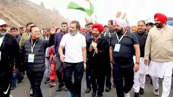 Bharat Jodo Yatra : राहुल गांधी के सुरक्षा में सेंध, अचानक लिपटा युवक