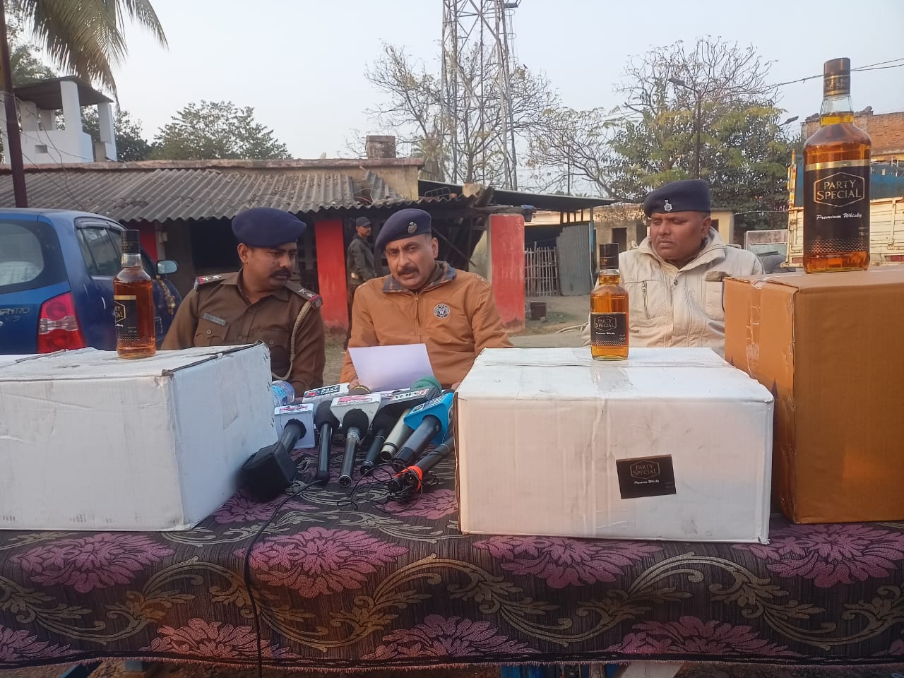 दुमका : तस्करों के मंसूबे नाकाम, भारी संख्या में बिहार जा रहे शराब की बोतल बरामद 