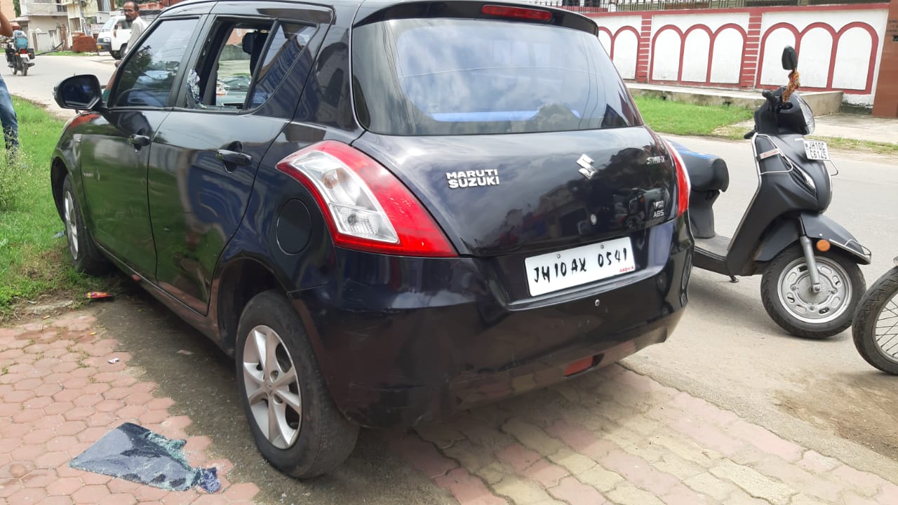 धनबाद में दिनदहाड़े कार का शीशा तोड़ ढाई लाख की लुट