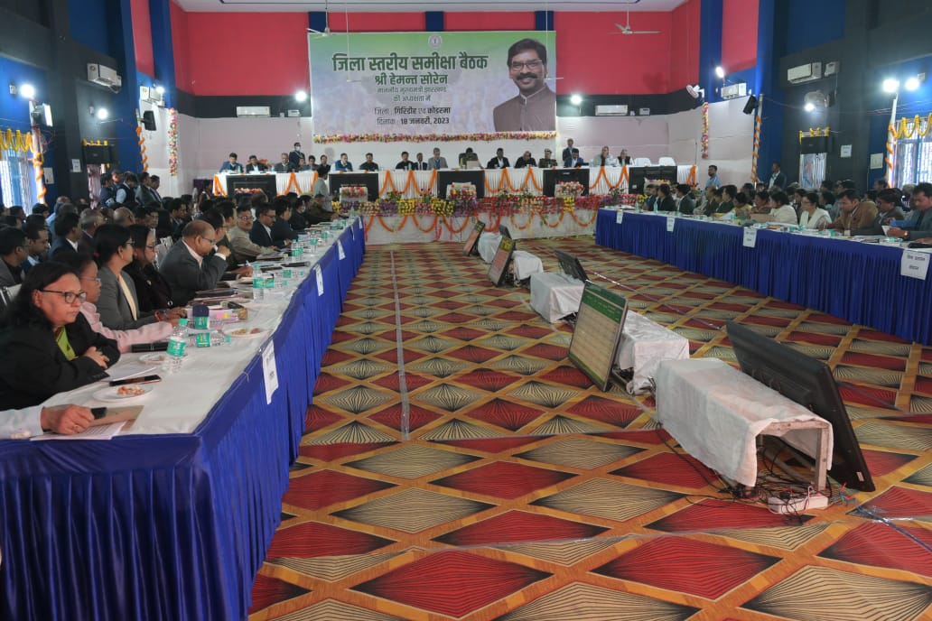 गिरिडीह पहुंचे मुख्यमंत्री हेमंत सोरेन, मुख्य सचिव सुखदेव और दो जिला के अधिकारियों के साथ की समीक्षा बैठक