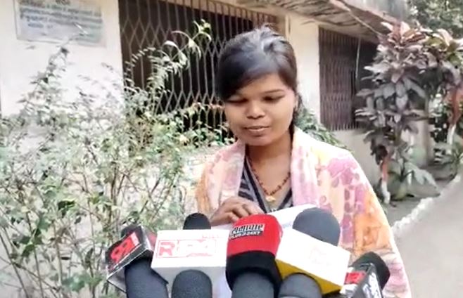 धनबाद: कैंसर से पीड़ित पिता के इलाज के लिए दर-दर भटक रही बेटी, लगा रही गुहार