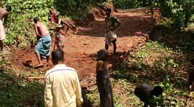 खाट पर सो कर इस गांव से अस्पताल पहुंचती थी गर्भवती महिलाएं, जब प्रशासन ने नहीं सुनी गुहार तो गांव वाले खुद ही बनाने लगे सड़क