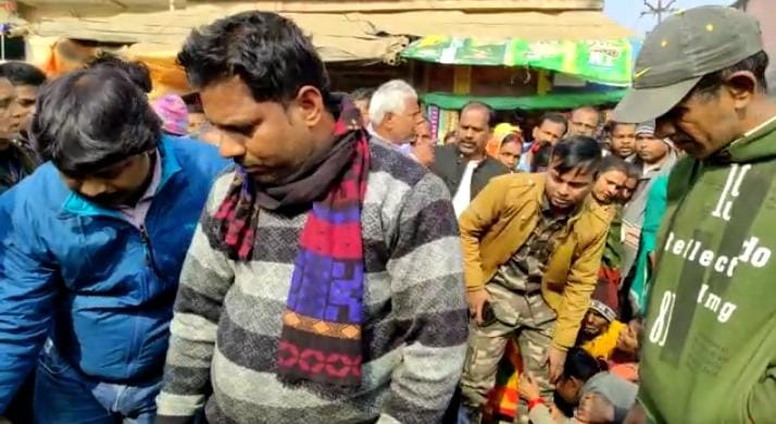 हत्या के विरोध में आक्रोशित ग्रामीणों ने शव रख कर किया रामगढ़ बाजार बंद 