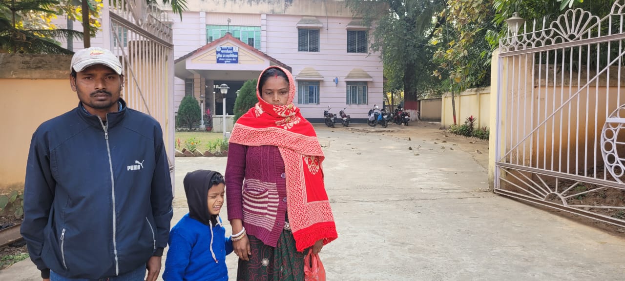 दुमका : पति और बच्ची के साथ डीआईजी से मिलने पहुंची महिला, गांव के प्रधान सहित 3 लोगों पर लगाया छेड़खानी का आरोप